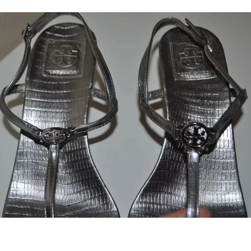 Tory Burch Metallic Silver Leather Logo Low Heel Sandals Shoe Sz 7.5 Ankle Strap